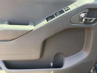 Nissan Frontier 2016 4x4 SV, cabina doble de 4 puertas, bolsa de 5 pies, pickup con transmisión manual de 6 velocidades (lanzamiento a mitad de año)