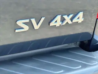 Nissan Frontier 2016 4x4 SV, cabina doble de 4 puertas, bolsa de 5 pies, pickup con transmisión manual de 6 velocidades (lanzamiento a mitad de año)