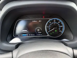 Nissan LEAF 2024