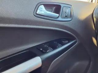 Ford Transit Connect 2022 XLT 4 puertas LWB furgoneta con puerta trasera elevadora