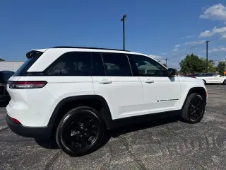 Jeep Grand Cherokee 2025 4x4 Laredo 4dr SUV