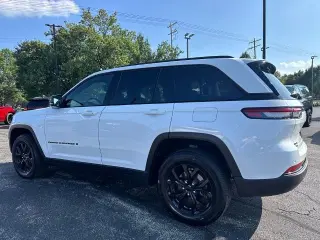 Jeep Grand Cherokee 2025 4x4 Laredo 4dr SUV