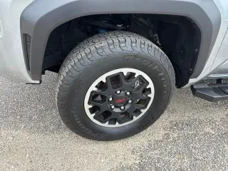 Toyota Tacoma 2025 4x4 SR5 4puertas Doble Cabina 5.0 ft SB
