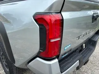 Toyota Tacoma 2025 4x4 SR5 4puertas Doble Cabina 5.0 ft SB