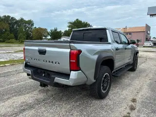 Toyota Tacoma 2025 4x4 SR5 4puertas Doble Cabina 5.0 ft SB