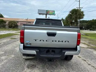 Toyota Tacoma 2025 4x4 SR5 4puertas Doble Cabina 5.0 ft SB