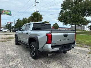 Toyota Tacoma 2025 4x4 SR5 4puertas Doble Cabina 5.0 ft SB
