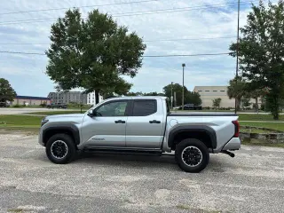 Toyota Tacoma 2025 4x4 SR5 4puertas Doble Cabina 5.0 ft SB