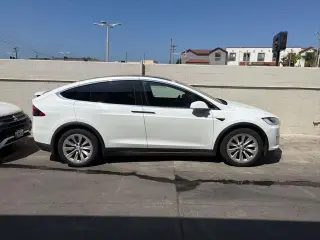 Tesla Model X 2017 AWD 75D SUV de 4 puertas
