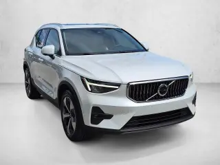 Volvo XC40 2025 Tracción integral B5 Plus Bright Theme 4dr SUV