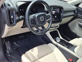 Volvo XC40 2025 Tracción integral B5 Plus Bright Theme 4dr SUV