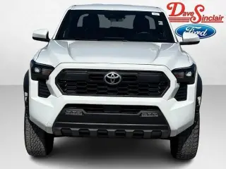 Toyota Tacoma 2024 4x4 SR5 4puertas Doble Cabina 5.0 ft SB