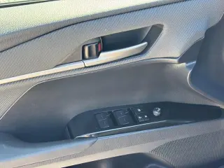 Toyota Camry 2025 SE sedán 4 puertas