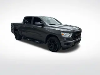 Ram 1500 2023 4x4 Big Horn 4dr Crew Cab con cabina de 5.6 pies de largo Pickup
