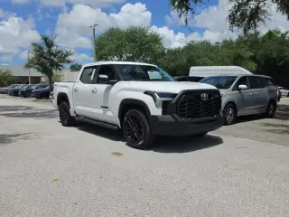 Toyota Tundra 2024 4x4 SR5 4dr CrewMax Cabina Camioneta SB