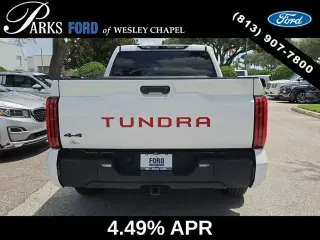 Toyota Tundra 2024 4x4 SR5 4dr CrewMax Cabina Camioneta SB
