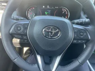 Toyota RAV4 2025 AWD XLE Premium 4dr SUV