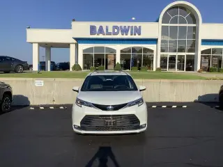 Toyota Sienna 2022 AWD Platino 7 Pasajeros 4 puertas Minivan