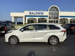 Toyota Sienna 2022 AWD Platino 7 Pasajeros 4 puertas Minivan