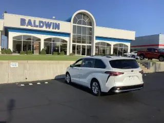 Toyota Sienna 2022 AWD Platino 7 Pasajeros 4 puertas Minivan