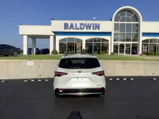 Toyota Sienna 2022 AWD Platino 7 Pasajeros 4 puertas Minivan