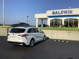 Toyota Sienna 2022 AWD Platino 7 Pasajeros 4 puertas Minivan