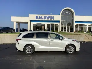 Toyota Sienna 2022 AWD Platino 7 Pasajeros 4 puertas Minivan