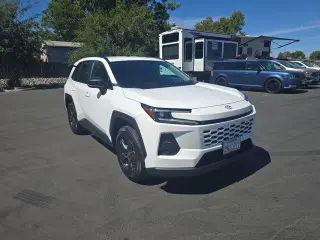 Toyota RAV4 2026 LE SUV de 4 puertas