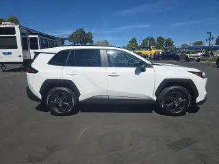 Toyota RAV4 2026 LE SUV de 4 puertas