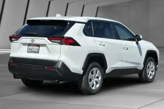 Toyota RAV4 2024 AWD LE SUV de 4 puertas