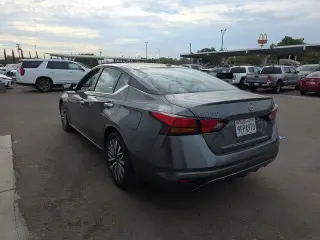 Sedán de 4 puertas Nissan Altima 2.5 SV 2025