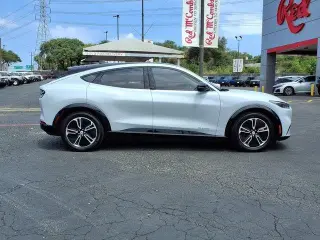 Ford Mustang Mach-E 2023 Premium 4p SUV