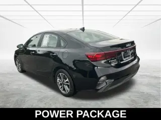 Forte Kia 2023 LX sedán 4 puertas