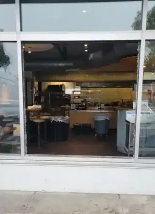 🚨 BROKEN STOREFRONT GLASS? WE’RE READY TO HELP!