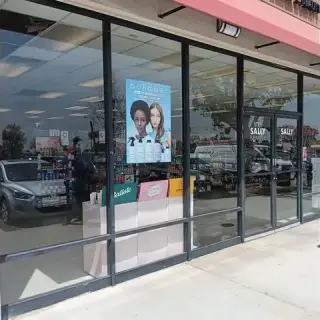 🚨 BROKEN STOREFRONT GLASS? WE’RE READY TO HELP!