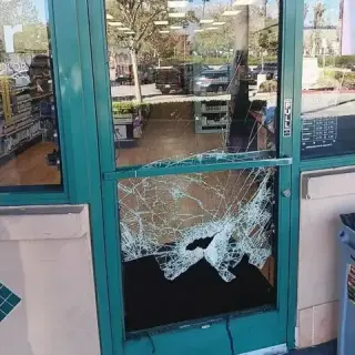 🚨 BROKEN STOREFRONT GLASS? WE’RE READY TO HELP!