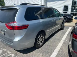 Toyota Sienna 2020 XLE 7-Pasajeros Asiento Automático Acceso 4dr Mini-Furgoneta