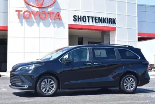Toyota Sienna 2024 XLE 8-Pasajeros 4p Mini-Van