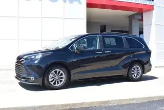 Toyota Sienna 2024 XLE 8-Pasajeros 4p Mini-Van