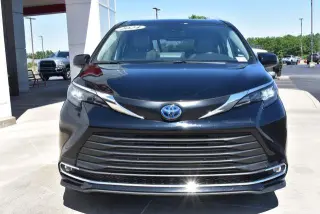 Toyota Sienna 2024 XLE 8-Pasajeros 4p Mini-Van