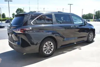 Toyota Sienna 2024 XLE 8-Pasajeros 4p Mini-Van