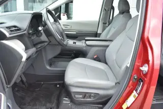 Toyota Sienna 2024 XLE 8-Pasajeros 4p Mini-Van