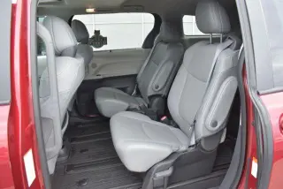 Toyota Sienna 2024 XLE 8-Pasajeros 4p Mini-Van