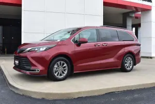Toyota Sienna 2024 XLE 8-Pasajeros 4p Mini-Van