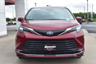Toyota Sienna 2024 XLE 8-Pasajeros 4p Mini-Van