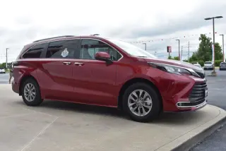 Toyota Sienna 2024 XLE 8-Pasajeros 4p Mini-Van