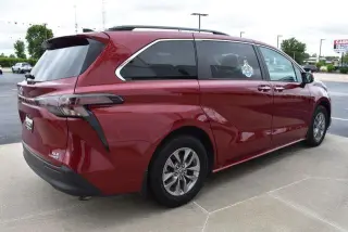 Toyota Sienna 2024 XLE 8-Pasajeros 4p Mini-Van