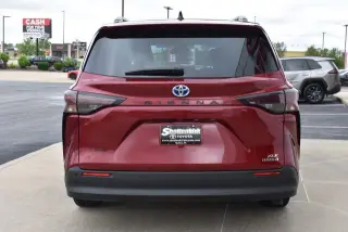 Toyota Sienna 2024 XLE 8-Pasajeros 4p Mini-Van