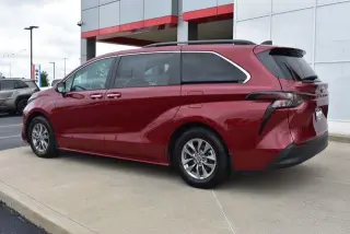Toyota Sienna 2024 XLE 8-Pasajeros 4p Mini-Van