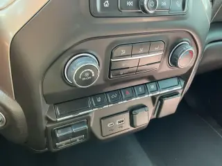 Chevrolet Silverado 2500HD 2024 4x4 Custom 4p Cubierta Doble SB